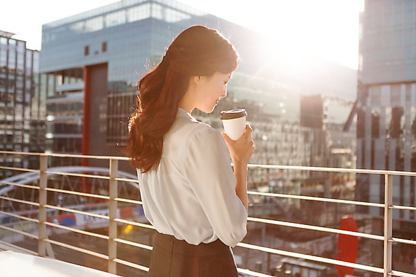 포토 JPG 여자 커피 회사 비즈니스 모션 휴식 한명 서기 들기 사람 동양인 정장 상반신 20대 성인 야외 건물 뒷모습 컵 햇빛 한국인 발코니 직장인 비즈니스우먼 신입사원 청년만 청년여자만 청년여자한명만 성인여자한명만 국내포토 직업 1 식기 건축물 옷 음료 뷰포인트 컨셉 인종 청년 태양 여자만 여자한명만 성인여자만 성인만 파일형식