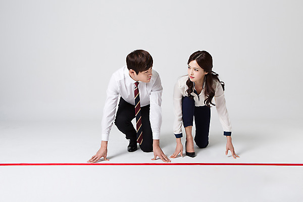 포토 JPG 스튜디오촬영 전신 여자 남자 선 비즈니스 모션 실내 사람 앉기 동양인 정장 20대 성인 두명 앞모습 경쟁 한국인 직장인 비즈니스맨 비즈니스우먼 동료 신입사원 열정 준비자세 노려봄 청년만 성인만 국내포토 직업 옷 감정 뷰포인트 포즈 컨셉 관계 표정 인종 청년 내부 준비 파일형식