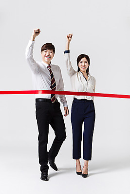 포토 JPG 스튜디오촬영 전신 여자 남자 비즈니스 모션 성공 협력 실내 서기 미소 사람 동양인 정장 손짓 20대 성인 두명 앞모습 손들기 경쟁 기쁨 한국인 직장인 비즈니스맨 비즈니스우먼 동료 신입사원 열정 결승선 청년만 성인만 국내포토 직업 옷 감정 뷰포인트 컨셉 관계 표정 인종 청년 내부 파일형식