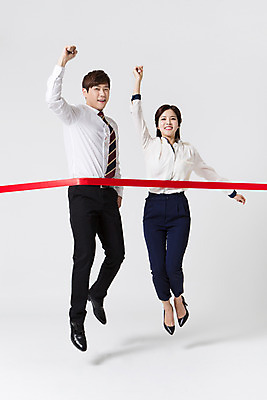 포토 JPG 스튜디오촬영 전신 여자 남자 비즈니스 모션 성공 협력 실내 미소 사람 동양인 정장 손짓 20대 성인 두명 앞모습 손들기 점프 경쟁 한국인 직장인 비즈니스맨 비즈니스우먼 동료 신입사원 열정 결승선 청년만 성인만 국내포토 직업 옷 감정 뷰포인트 컨셉 관계 표정 인종 청년 내부 파일형식