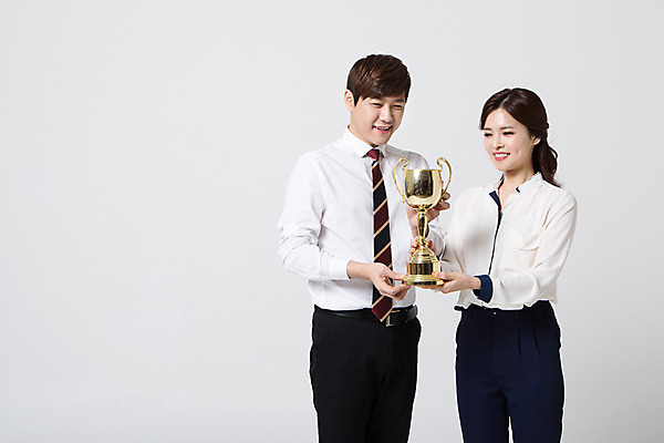 포토 JPG 스튜디오촬영 여자 남자 비즈니스 모션 협력 실내 서기 들기 사람 동양인 정장 상반신 20대 성인 두명 앞모습 경쟁 한국인 직장인 비즈니스맨 비즈니스우먼 트로피 동료 신입사원 열정 청년만 성인만 국내포토 직업 옷 감정 뷰포인트 컨셉 관계 인종 청년 내부 상_우승 파일형식
