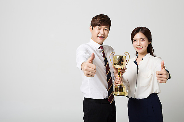 포토 JPG 스튜디오촬영 여자 남자 비즈니스 모션 성공 협력 실내 서기 미소 들기 사람 동양인 정장 손짓 상반신 20대 성인 두명 앞모습 경쟁 한국인 우승 최고 직장인 비즈니스맨 비즈니스우먼 트로피 동료 신입사원 열정 청년만 성인만 국내포토 직업 옷 감정 뷰포인트 컨셉 관계 표정 인종 청년 내부 상_우승 파일형식