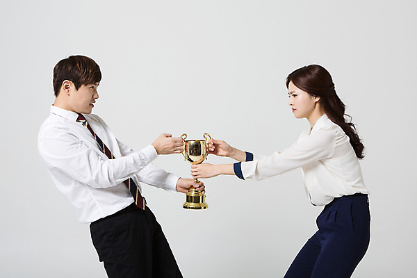 포토 JPG 스튜디오촬영 여자 남자 비즈니스 모션 실내 서기 사람 동양인 정장 상반신 20대 성인 두명 옆모습 경쟁 한국인 직장인 비즈니스맨 비즈니스우먼 당기기 트로피 동료 신입사원 싸움 열정 청년만 성인만 국내포토 직업 옷 감정 뷰포인트 컨셉 관계 인종 청년 내부 상_우승 파일형식