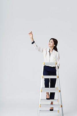 포토 JPG 스튜디오촬영 전신 응시 여자 비즈니스 사다리 모션 실내 한명 서기 미소 사람 동양인 정장 손짓 20대 성인 앞모습 한국인 잡기 직장인 비즈니스우먼 정상 신입사원 오르기 청년만 청년여자만 청년여자한명만 성인여자한명만 국내포토 직업 1 시선 옷 뷰포인트 표정 인종 청년 내부 도구 여자만 여자한명만 성인여자만 성인만 파일형식