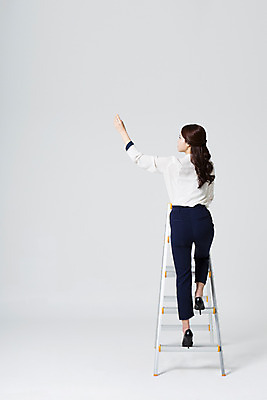 포토 JPG 스튜디오촬영 전신 응시 여자 비즈니스 사다리 모션 실내 한명 서기 사람 동양인 정장 손짓 20대 성인 뒷모습 손들기 한국인 잡기 직장인 비즈니스우먼 정상 신입사원 청년만 청년여자만 청년여자한명만 성인여자한명만 국내포토 직업 1 시선 옷 뷰포인트 인종 청년 내부 도구 여자만 여자한명만 성인여자만 성인만 파일형식