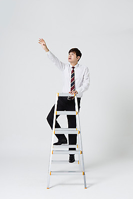 포토 JPG 스튜디오촬영 전신 응시 남자 비즈니스 사다리 모션 실내 한명 서기 사람 동양인 정장 손짓 20대 성인 앞모습 손들기 한국인 잡기 비즈니스맨 정상 신입사원 오르기 청년만 청년남자만 청년남자한명만 성인남자한명만 국내포토 1 시선 옷 뷰포인트 인종 청년 내부 도구 직장인 남자만 남자한명만 성인남자만 성인만 파일형식