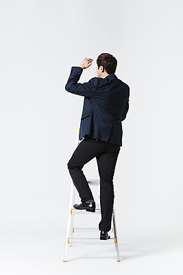 포토 JPG 스튜디오촬영 전신 남자 비즈니스 사다리 모션 실내 한명 서기 사람 동양인 정장 손짓 20대 성인 뒷모습 한국인 직장인 비즈니스맨 정상 신입사원 오르기 찾기 청년만 청년남자만 청년남자한명만 성인남자한명만 국내포토 직업 1 옷 뷰포인트 인종 청년 내부 도구 남자만 남자한명만 성인남자만 성인만 파일형식