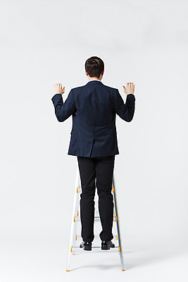 포토 JPG 스튜디오촬영 전신 남자 비즈니스 사다리 모션 실내 한명 서기 사람 동양인 정장 손짓 20대 성인 뒷모습 한국인 잡기 직장인 비즈니스맨 신입사원 청년만 청년남자만 청년남자한명만 성인남자한명만 국내포토 직업 1 옷 뷰포인트 인종 청년 내부 도구 남자만 남자한명만 성인남자만 성인만 파일형식