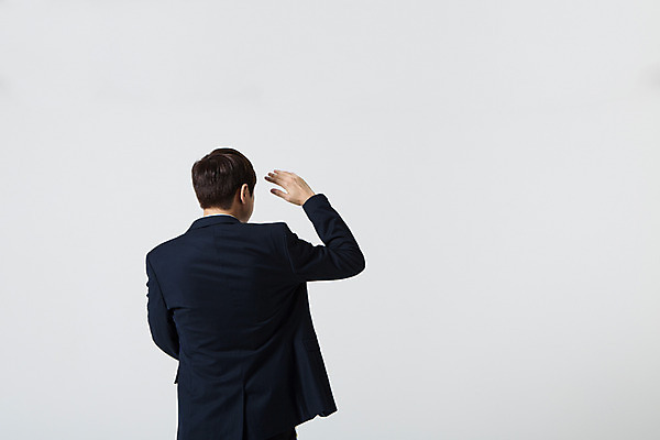 포토 JPG 스튜디오촬영 응시 남자 비즈니스 모션 실내 한명 서기 사람 동양인 정장 손짓 상반신 20대 성인 뒷모습 한국인 관찰 직장인 비즈니스맨 신입사원 찾기 청년만 청년남자만 청년남자한명만 성인남자한명만 국내포토 직업 1 시선 옷 뷰포인트 인종 청년 내부 남자만 남자한명만 성인남자만 성인만 파일형식