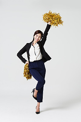 포토 JPG 스튜디오촬영 전신 여자 허리손 비즈니스 응원 모션 실내 한명 서기 미소 들기 사람 동양인 정장 손짓 20대 성인 앞모습 한국인 직장인 비즈니스우먼 신입사원 응원수술 다리들기 청년만 청년여자만 청년여자한명만 성인여자한명만 국내포토 직업 1 옷 뷰포인트 포즈 표정 인종 청년 내부 응원용품 여자만 여자한명만 성인여자만 성인만 파일형식