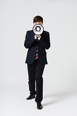 포토 JPG 스튜디오촬영 전신 남자 비즈니스 모션 실내 한명 서기 들기 사람 동양인 정장 20대 성인 앞모습 확성기 외침 한국인 직장인 비즈니스맨 신입사원 청년만 청년남자만 청년남자한명만 성인남자한명만 국내포토 직업 1 옷 뷰포인트 인종 청년 내부 소리 남자만 남자한명만 성인남자만 성인만 파일형식