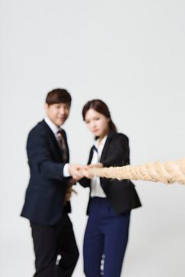 포토 JPG 스튜디오촬영 여자 남자 밧줄 비즈니스 모션 협력 실내 서기 사람 동양인 정장 상반신 20대 성인 두명 앞모습 아웃포커스 한국인 잡기 직장인 비즈니스맨 비즈니스우먼 당기기 목표 계획 동료 신입사원 줄다리기 청년만 성인만 국내포토 직업 옷 줄 뷰포인트 컨셉 관계 놀이 촬영기법 인종 청년 내부 파일형식