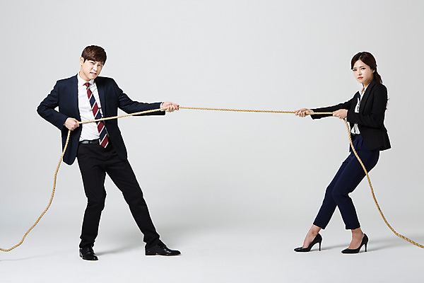 포토 JPG 스튜디오촬영 전신 여자 남자 밧줄 비즈니스 모션 실내 서기 사람 동양인 정장 20대 성인 두명 앞모습 옆모습 경쟁 한국인 직장인 비즈니스맨 비즈니스우먼 당기기 동료 신입사원 열정 줄다리기 청년만 성인만 국내포토 직업 옷 감정 줄 뷰포인트 컨셉 관계 놀이 인종 청년 내부 파일형식