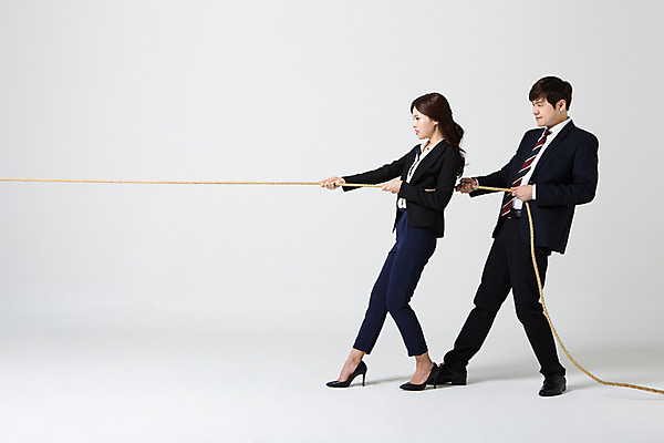 포토 JPG 스튜디오촬영 전신 여자 남자 밧줄 비즈니스 모션 협력 실내 서기 사람 동양인 정장 20대 성인 두명 옆모습 한국인 직장인 비즈니스맨 비즈니스우먼 당기기 목표 계획 동료 신입사원 줄다리기 청년만 성인만 국내포토 직업 옷 줄 뷰포인트 컨셉 관계 놀이 인종 청년 내부 파일형식