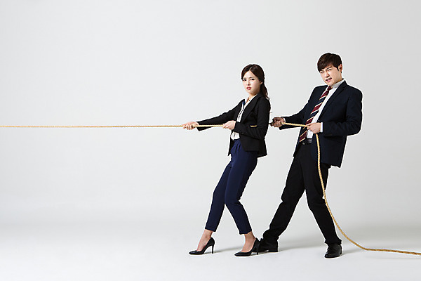 포토 JPG 스튜디오촬영 전신 여자 남자 밧줄 비즈니스 모션 협력 실내 서기 사람 동양인 정장 20대 성인 두명 옆모습 한국인 직장인 비즈니스맨 비즈니스우먼 당기기 목표 계획 동료 신입사원 줄다리기 청년만 성인만 국내포토 직업 옷 줄 뷰포인트 컨셉 관계 놀이 인종 청년 내부 파일형식