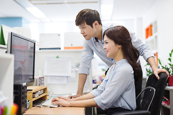 포토 JPG 응시 여자 남자 의자 회사 비즈니스 모션 실내 서기 사람 앉기 동양인 정장 상반신 20대 성인 두명 컴퓨터 사무실 한국인 업무 직장인 비즈니스맨 비즈니스우먼 책상 동료 신입사원 청년만 성인만 국내포토 직업 시선 옷 가구 관계 인종 청년 내부 전자제품 작업 파일형식