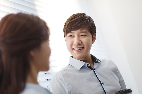 포토 JPG 여자 남자 회사 비즈니스 모션 휴식 실내 대화 미소 사람 앉기 동양인 정장 상반신 20대 성인 두명 앞모습 옆모습 사무실 마주보기 한국인 직장인 비즈니스맨 비즈니스우먼 동료 신입사원 청년만 성인만 국내포토 직업 옷 뷰포인트 컨셉 관계 표정 말하기 인종 청년 내부 파일형식