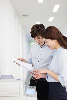 포토 JPG 여자 남자 회사 비즈니스 모션 실내 서기 미소 들기 사람 동양인 정장 상반신 20대 성인 두명 옆모습 한국인 직장인 비즈니스맨 비즈니스우먼 복도 인쇄기 동료 신입사원 문서 청년만 성인만 국내포토 직업 옷 뷰포인트 관계 표정 인종 청년 내부 전자제품 파일형식