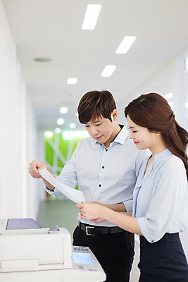 포토 JPG 응시 여자 남자 회사 비즈니스 모션 실내 서기 들기 사람 동양인 정장 상반신 20대 성인 두명 옆모습 한국인 직장인 비즈니스맨 비즈니스우먼 복도 인쇄기 동료 신입사원 문서 청년만 성인만 국내포토 직업 시선 옷 뷰포인트 관계 인종 청년 내부 전자제품 파일형식