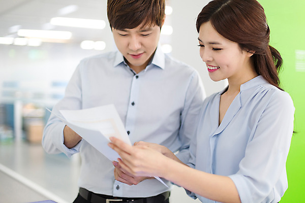 포토 JPG 응시 여자 남자 회사 비즈니스 모션 실내 서기 들기 사람 동양인 정장 상반신 20대 성인 두명 앞모습 한국인 직장인 비즈니스맨 비즈니스우먼 복도 동료 신입사원 문서 청년만 성인만 국내포토 직업 시선 옷 뷰포인트 관계 인종 청년 내부 파일형식