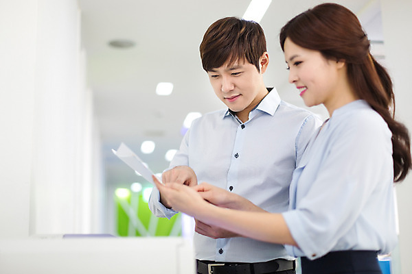 포토 JPG 여자 남자 회사 비즈니스 모션 실내 서기 들기 사람 동양인 정장 상반신 20대 성인 두명 앞모습 한국인 직장인 비즈니스맨 비즈니스우먼 복도 인쇄기 동료 신입사원 문서 청년만 성인만 국내포토 직업 옷 뷰포인트 관계 인종 청년 내부 전자제품 파일형식