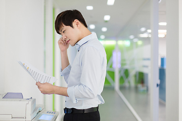 포토 JPG 응시 남자 회사 비즈니스 모션 실내 한명 서기 들기 사람 동양인 정장 상반신 20대 성인 옆모습 한국인 업무 직장인 비즈니스맨 복도 인쇄기 신입사원 문서 청년만 청년남자만 청년남자한명만 성인남자한명만 국내포토 직업 1 시선 옷 뷰포인트 인종 청년 내부 전자제품 작업 남자만 남자한명만 성인남자만 성인만 파일형식