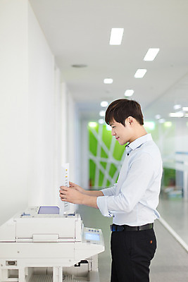 포토 JPG 남자 회사 비즈니스 모션 실내 한명 서기 미소 사람 동양인 정장 상반신 20대 성인 옆모습 한국인 업무 직장인 비즈니스맨 복도 인쇄기 신입사원 문서 청년만 청년남자만 청년남자한명만 성인남자한명만 국내포토 직업 1 옷 뷰포인트 표정 인종 청년 내부 전자제품 작업 남자만 남자한명만 성인남자만 성인만 파일형식