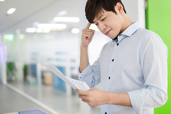 포토 JPG 남자 회사 비즈니스 모션 실내 한명 서기 들기 사람 동양인 정장 손짓 상반신 20대 성인 앞모습 한국인 직장인 비즈니스맨 복도 인쇄기 신입사원 문서 청년만 청년남자만 청년남자한명만 성인남자한명만 국내포토 직업 1 옷 뷰포인트 인종 청년 내부 전자제품 남자만 남자한명만 성인남자만 성인만 파일형식