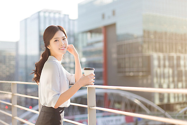 포토 JPG 주간 여자 커피 비즈니스 모션 휴식 한명 서기 미소 들기 사람 동양인 정장 상반신 20대 성인 야외 옆모습 한국인 발코니 직장인 비즈니스우먼 신입사원 청년만 청년여자만 청년여자한명만 성인여자한명만 국내포토 자연요소 직업 1 옷 음료 뷰포인트 컨셉 표정 인종 청년 여자만 여자한명만 성인여자만 성인만 파일형식