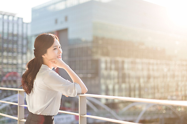 포토 JPG 주간 응시 여자 회사 비즈니스 모션 휴식 한명 서기 사람 동양인 정장 손짓 상반신 20대 성인 야외 옆모습 햇빛 턱괴기 한국인 발코니 직장인 비즈니스우먼 신입사원 청년만 청년여자만 청년여자한명만 성인여자한명만 국내포토 자연요소 직업 1 시선 옷 뷰포인트 컨셉 인종 청년 태양 여자만 여자한명만 성인여자만 성인만 파일형식