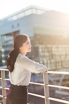 포토 JPG 주간 응시 여자 회사 비즈니스 모션 휴식 한명 서기 미소 사람 동양인 정장 상반신 20대 성인 야외 옆모습 햇빛 한국인 발코니 직장인 비즈니스우먼 신입사원 청년만 청년여자만 청년여자한명만 성인여자한명만 국내포토 자연요소 직업 1 시선 옷 뷰포인트 컨셉 표정 인종 청년 태양 여자만 여자한명만 성인여자만 성인만 파일형식