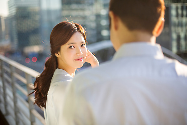 포토 JPG 주간 커플 여자 남자 회사 비즈니스 모션 휴식 서기 미소 사람 동양인 정장 상반신 20대 성인 야외 두명 앞모습 뒷모습 턱괴기 한국인 발코니 직장인 비즈니스맨 비즈니스우먼 동료 신입사원 청년만 성인만 국내포토 자연요소 직업 옷 뷰포인트 컨셉 관계 표정 인종 청년 파일형식