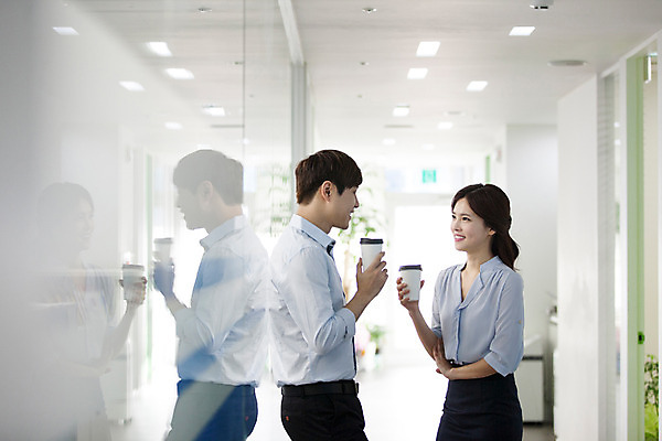 포토 JPG 여자 남자 커피 회사 비즈니스 모션 휴식 실내 대화 미소 들기 사람 동양인 정장 상반신 20대 성인 두명 옆모습 마주보기 한국인 직장인 비즈니스맨 비즈니스우먼 복도 동료 신입사원 청년만 성인만 국내포토 직업 옷 음료 뷰포인트 컨셉 관계 표정 말하기 인종 청년 내부 파일형식
