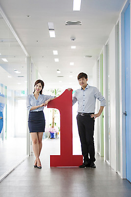 포토 JPG 전신 1 여자 남자 허리손 회사 비즈니스 모션 실내 서기 사람 동양인 정장 20대 성인 두명 앞모습 한국인 직장인 비즈니스맨 비즈니스우먼 복도 동료 신입사원 청년만 성인만 국내포토 직업 옷 뷰포인트 포즈 관계 인종 청년 내부 파일형식