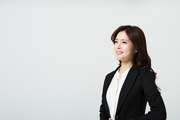 포토 JPG 스튜디오촬영 응시 여자 비즈니스 모션 실내 한명 서기 미소 사람 동양인 정장 상반신 20대 성인 옆모습 한국인 직장인 비즈니스우먼 신입사원 청년만 청년여자만 청년여자한명만 성인여자한명만 국내포토 직업 1 시선 옷 뷰포인트 표정 인종 청년 내부 여자만 여자한명만 성인여자만 성인만 파일형식