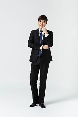 포토 JPG 스튜디오촬영 전신 남자 비즈니스 모션 실내 한명 서기 미소 사람 동양인 정장 손짓 20대 성인 앞모습 한국인 직장인 비즈니스맨 신입사원 청년만 청년남자만 청년남자한명만 성인남자한명만 국내포토 직업 1 옷 뷰포인트 표정 인종 청년 내부 남자만 남자한명만 성인남자만 성인만 파일형식