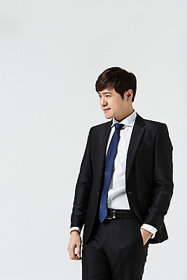 포토 JPG 스튜디오촬영 응시 남자 비즈니스 모션 실내 한명 서기 미소 사람 동양인 정장 상반신 20대 성인 앞모습 한국인 직장인 비즈니스맨 신입사원 주머니손 청년만 청년남자만 청년남자한명만 성인남자한명만 국내포토 직업 1 시선 옷 뷰포인트 표정 인종 청년 내부 남자만 남자한명만 성인남자만 성인만 파일형식