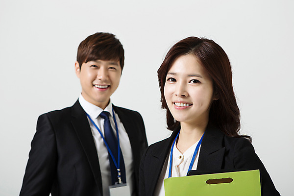 포토 JPG 스튜디오촬영 여자 남자 비즈니스 모션 실내 서기 미소 들기 사람 동양인 정장 상반신 20대 성인 두명 앞모습 한국인 직장인 비즈니스맨 비즈니스우먼 동료 신입사원 문서 청년만 성인만 국내포토 직업 옷 뷰포인트 관계 표정 인종 청년 내부 파일형식