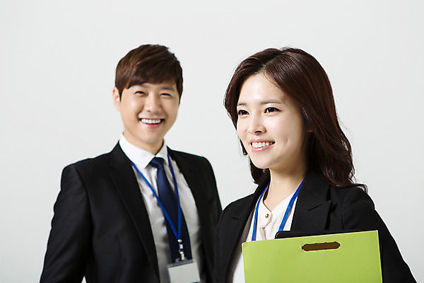 포토 JPG 스튜디오촬영 응시 여자 남자 비즈니스 모션 실내 서기 미소 들기 사람 동양인 정장 상반신 20대 성인 두명 앞모습 한국인 직장인 비즈니스맨 비즈니스우먼 동료 신입사원 문서 사원증 청년만 성인만 국내포토 직업 시선 옷 뷰포인트 관계 표정 인종 청년 내부 파일형식