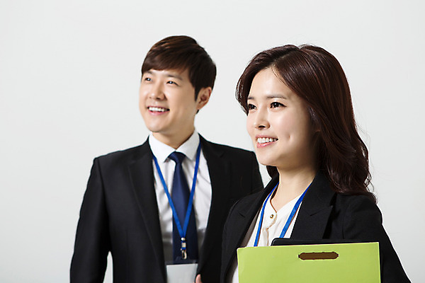 포토 JPG 스튜디오촬영 응시 여자 남자 비즈니스 모션 실내 서기 미소 들기 사람 동양인 정장 상반신 20대 성인 두명 앞모습 옆모습 한국인 직장인 비즈니스맨 비즈니스우먼 동료 신입사원 문서 사원증 청년만 성인만 국내포토 직업 시선 옷 뷰포인트 관계 표정 인종 청년 내부 파일형식