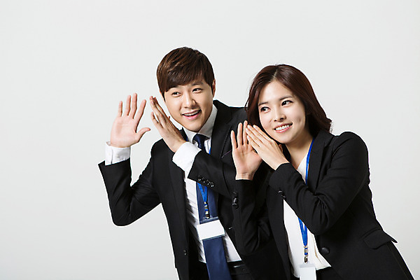 포토 JPG 스튜디오촬영 여자 남자 비즈니스 모션 실내 서기 미소 사람 동양인 정장 손짓 상반신 20대 성인 두명 앞모습 듣기 한국인 직장인 비즈니스맨 비즈니스우먼 동료 신입사원 사원증 청년만 성인만 국내포토 직업 옷 뷰포인트 관계 표정 인종 청년 내부 파일형식
