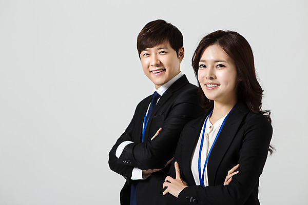 포토 JPG 스튜디오촬영 여자 남자 비즈니스 모션 실내 서기 미소 사람 동양인 정장 상반신 20대 성인 두명 옆모습 팔짱 한국인 직장인 비즈니스맨 비즈니스우먼 동료 신입사원 사원증 청년만 성인만 국내포토 직업 옷 뷰포인트 관계 표정 인종 청년 내부 파일형식