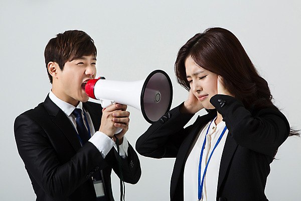 포토 JPG 스튜디오촬영 여자 남자 비즈니스 모션 실내 서기 들기 사람 동양인 정장 상반신 20대 성인 두명 앞모습 확성기 경쟁 한국인 직장인 비즈니스맨 비즈니스우먼 찡그림 귀막기 신입사원 열정 잔소리 청년만 성인만 국내포토 직업 옷 감정 뷰포인트 컨셉 표정 인종 손짓 청년 내부 파일형식