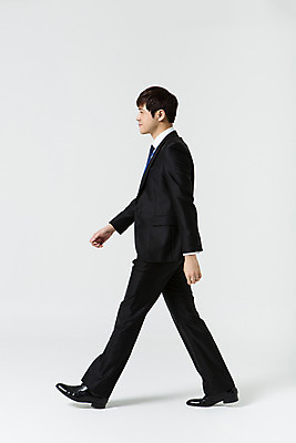 포토 JPG 스튜디오촬영 전신 남자 비즈니스 모션 실내 한명 사람 동양인 정장 20대 성인 옆모습 걷기 한국인 직장인 비즈니스맨 신입사원 청년만 청년남자만 청년남자한명만 성인남자한명만 국내포토 직업 1 옷 뷰포인트 인종 청년 내부 남자만 남자한명만 성인남자만 성인만 파일형식