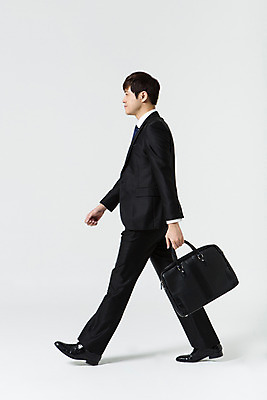 포토 JPG 스튜디오촬영 전신 남자 서류가방 비즈니스 모션 실내 한명 들기 사람 동양인 정장 20대 성인 옆모습 걷기 한국인 직장인 비즈니스맨 신입사원 청년만 청년남자만 청년남자한명만 성인남자한명만 국내포토 직업 1 옷 뷰포인트 가방 인종 청년 내부 남자만 남자한명만 성인남자만 성인만 파일형식