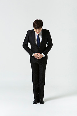 포토 JPG 스튜디오촬영 전신 남자 비즈니스 모션 실내 한명 서기 미소 사람 동양인 정장 손짓 20대 성인 앞모습 한국인 예절 인사 직장인 비즈니스맨 신입사원 손모으기 청년만 청년남자만 청년남자한명만 성인남자한명만 국내포토 직업 1 옷 뷰포인트 표정 인종 청년 내부 남자만 남자한명만 성인남자만 성인만 파일형식
