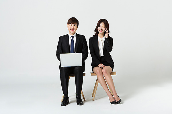 포토 JPG 스튜디오촬영 전신 여자 남자 의자 비즈니스 모션 실내 미소 들기 사람 앉기 동양인 정장 20대 성인 두명 앞모습 노트북 스마트폰 한국인 업무 직장인 비즈니스맨 비즈니스우먼 동료 신입사원 통화 청년만 성인만 국내포토 직업 옷 뷰포인트 가구 관계 표정 인종 청년 내부 전자제품 핸드폰 스마트기기 작업 파일형식