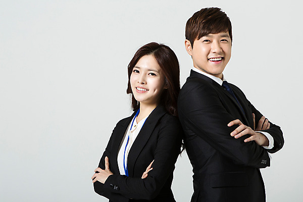 포토 JPG 스튜디오촬영 여자 남자 비즈니스 모션 실내 서기 미소 사람 동양인 정장 상반신 20대 성인 두명 옆모습 팔짱 한국인 등맞대기 직장인 비즈니스맨 비즈니스우먼 동료 신입사원 청년만 성인만 국내포토 직업 옷 뷰포인트 관계 표정 인종 청년 내부 파일형식