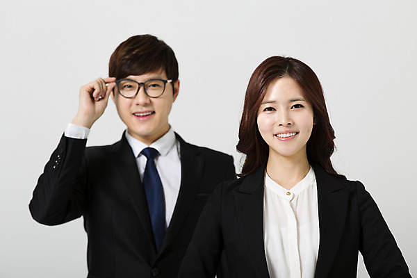 포토 JPG 스튜디오촬영 여자 남자 비즈니스 모션 실내 서기 미소 사람 동양인 정장 손짓 상반신 20대 성인 두명 앞모습 한국인 직장인 비즈니스맨 비즈니스우먼 동료 신입사원 청년만 성인만 안경낌 국내포토 직업 옷 안경 뷰포인트 관계 표정 인종 청년 내부 파일형식