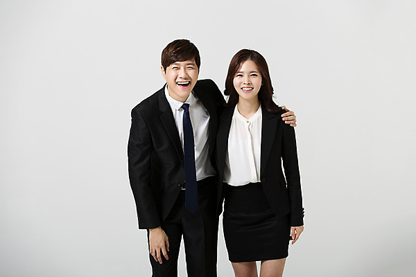 포토 JPG 스튜디오촬영 여자 남자 비즈니스 모션 어깨동무 실내 서기 미소 사람 동양인 정장 상반신 20대 성인 두명 앞모습 한국인 직장인 비즈니스맨 비즈니스우먼 동료 즐거움 신입사원 청년만 성인만 국내포토 직업 옷 감정 뷰포인트 포즈 관계 표정 인종 청년 내부 파일형식